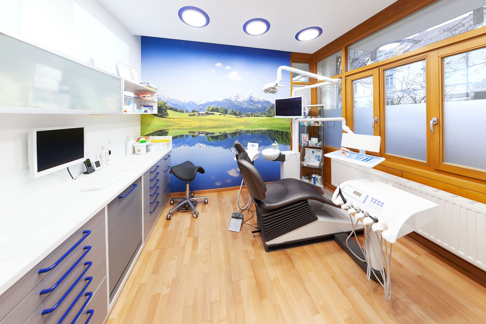 Behandlungszimmer mit Bergsee-Motiv